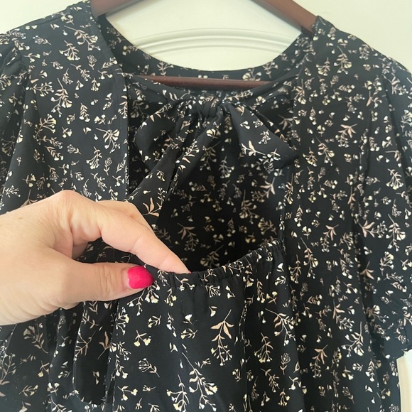 Everleigh Black Floral Short Ruffle Sleeve Women’s size medium - Picture 3 of 13